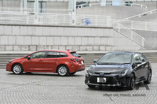 (左)トヨタ 新型カローラツーリング(ワゴン) HYBRID S[FF]／(右)トヨタ 新型カローラ(セダン) HYBRID W×B[FF]