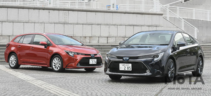 (左)トヨタ 新型カローラツーリング(ワゴン) HYBRID S[FF]／(右)トヨタ 新型カローラ(セダン) HYBRID W×B[FF]