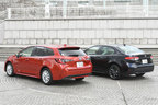 (左)トヨタ 新型カローラツーリング(ワゴン) HYBRID S[FF]／(右)トヨタ 新型カローラ(セダン) HYBRID W×B[FF]