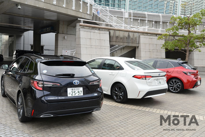 (左から)トヨタ 新型カローラツーリング(ワゴン) HYBRID W×B[FF]／トヨタ 新型カローラ(セダン) HYBRID W×B[FF]／トヨタ 新型カローラスポーツ HYBRID G“Z”[FF]