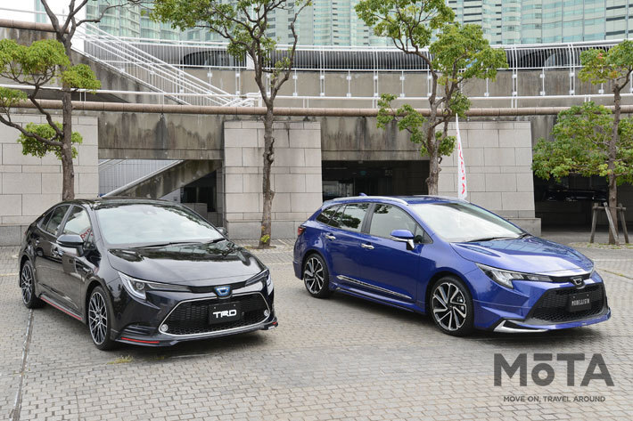 (左)トヨタ 新型カローラ(セダン) TRD BLACK EDITION／(右)トヨタ 新型カローラツーリング(ワゴン) モデリスタ カスタマイズアイテム装着車