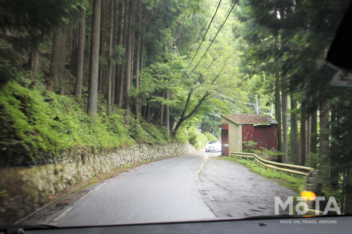 ▲細い山道を越え、目的地へ