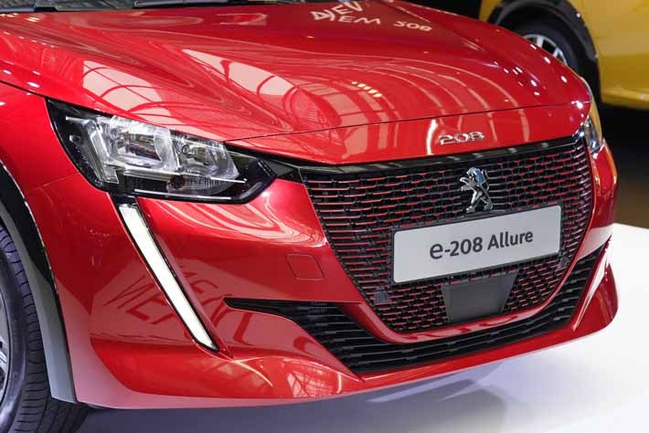 EVにもオラオラ顔の波が!? プジョー e-208【期待大の最新EVたち】
