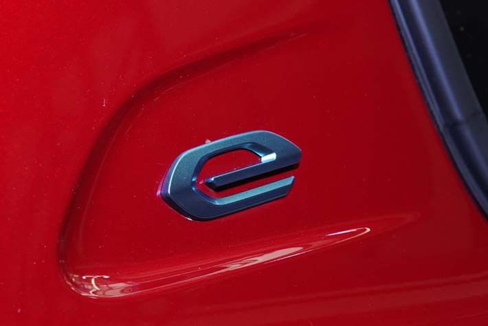 リヤの両サイドに電気自動車を表す「e」をあしらうなど、よーく見るとガソリン車と差別化