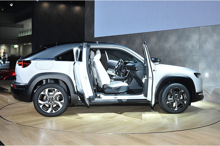 東京モーターショー2019に鳴り物入りでデビューしたMX-30。まず国内市場に投入されたのはマイルドハイブリッド仕様となり、EVモデル登場は待ちに待ったデビューなのだ