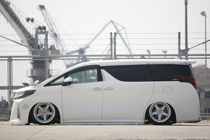 高性能エアサスで30系アルファード／ヴェルファイアを思い通りの