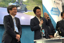 「All GaN Vehicle（AGV）」を見学する小泉 進次郎 環境大臣(右)と名古屋大学の天野 浩 教授(左)【東京モーターショー2019】