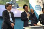 「All GaN Vehicle（AGV）」を見学する小泉 進次郎 環境大臣(右)と名古屋大学の天野 浩 教授(左)【東京モーターショー2019】