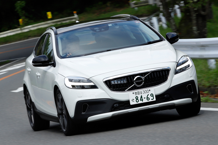 ボルボ V40 クロスカントリー試乗 今のボルボを牽引してきた人気モデル その完熟度やいかに 1 2 徹底検証 19年新型 車種ー試乗レポート Mota