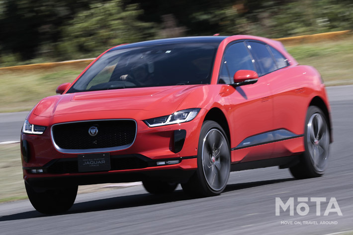 ジャガー Iペイスにもモーター音の演出が備わる。音の完成度だけで比べるとジャガーの方が自然かつレーシーなイメージだ