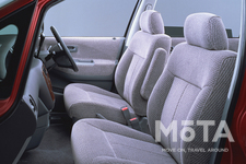 コラムシフトの採用により、ホンダ 初代オデッセイの1列目はセンターコンソール部分がすっきりしている