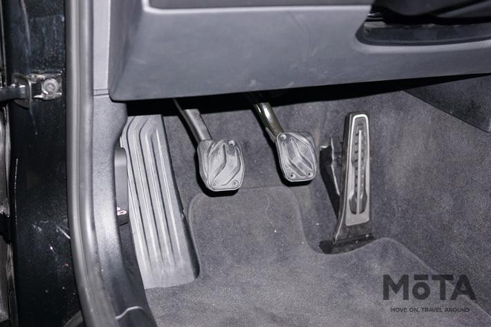 MT車のペダル配置(一番左のペダルがクラッチ)