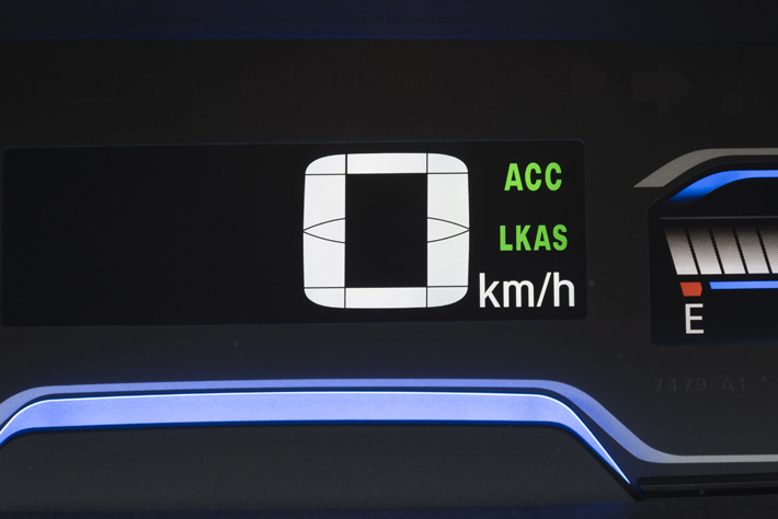 ACC（アダプティブ・クルーズ・コントロール※2）とLKAS（車線維持支援システム）を装備するので安心・快適だ(※3)