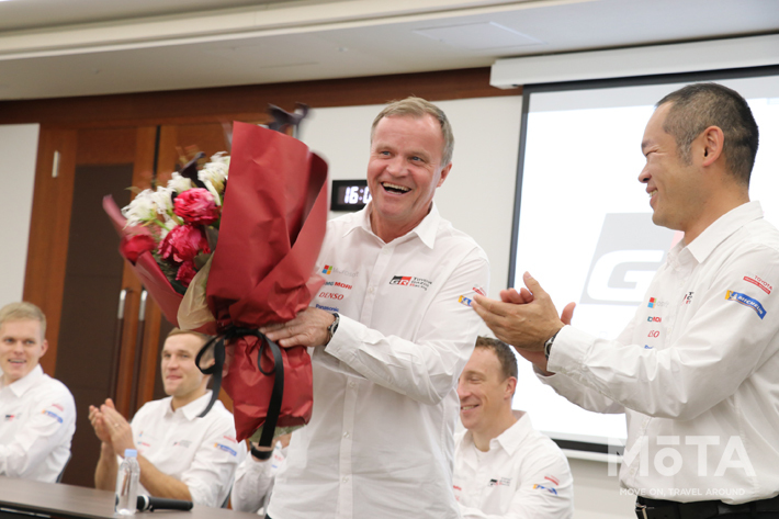 満面の笑みで花束を受け取るトミ・マキネンチーム代表