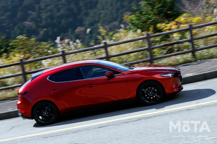 マツダ MAZDA3 FASTBACK X Burgundy Selection／エンジンタイプ：SKYACTIV X 2.0（6MT）