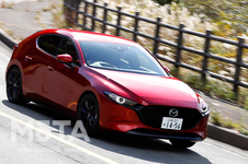 マツダ MAZDA3 FASTBACK X Burgundy Selection／エンジンタイプ：SKYACTIV X 2.0（6MT）