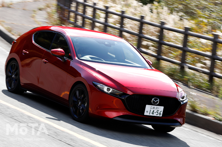 マツダ MAZDA3 FASTBACK X Burgundy Selection／エンジンタイプ：SKYACTIV X 2.0（6MT）