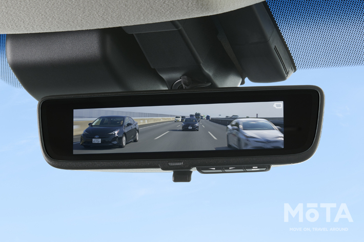 デジタルモードでは車両後方のカメラ映像が表示される,通常の鏡面モードでは後席などが映っている（画像はグランエースの装着イメージ）
