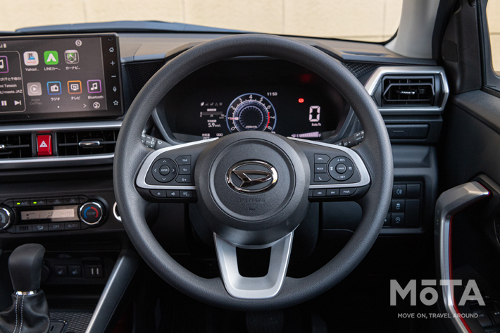 価格帯を考えると妥当だが、チルト調整だけなのは残念なポイント