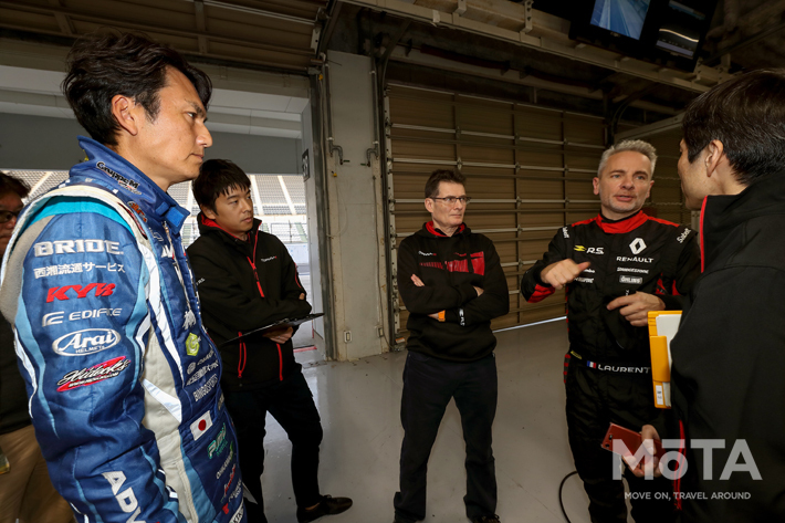 ルノー スポールの開発ドライバー ロラン・ウルゴン氏と谷口 信輝選手