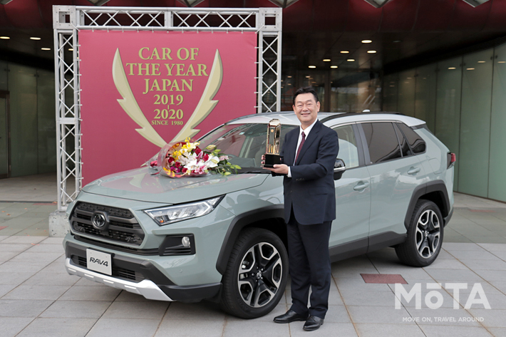写真は2019-2020日本カー・オブ・ザ・イヤーを受賞したトヨタ RAV4(2019年12月6日)