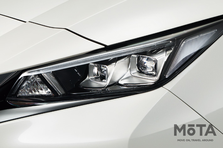 日産 リーフ LEDヘッドランプ(ハイ／ロービーム、オートレベライザー付、シグネチャーランプ付)