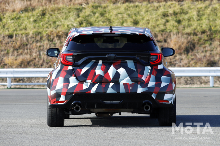 大きく張り出したリヤフェンダーがスポーティさを演出。マフラーは左右2本出しとなる