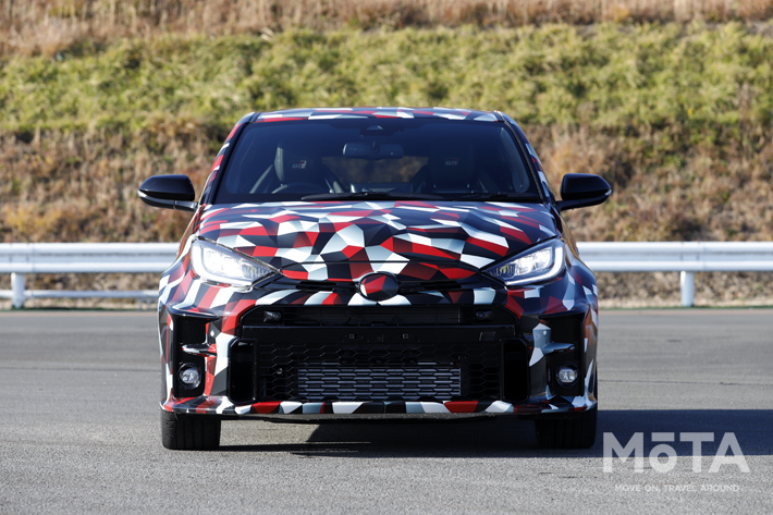 ノーマルモデルよりも大きく空いたグリルが特徴的