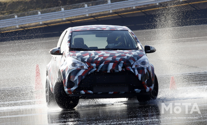 プラットフォームや4WDシステムは新型、ボディのみ旧型ヤリスを使用したプロトタイプ。コチラは最終プロトタイプと比べると操作性など走りの面ではまだまだな印象