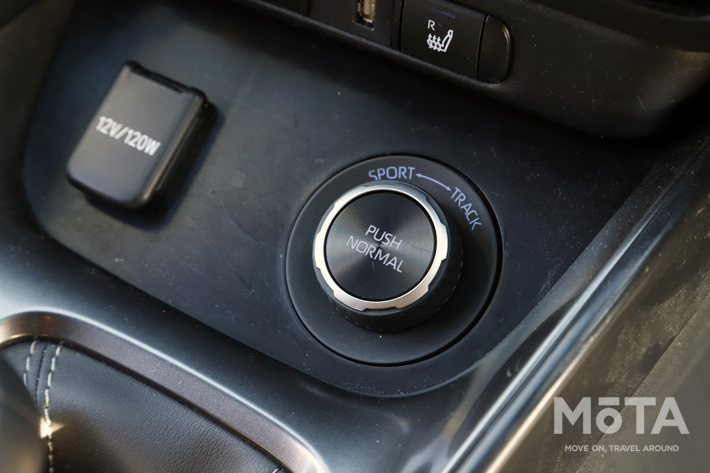 ボタン一つで前後の駆動配分を調整できる。走行するシーンによって変更できる上、クルマの性格も変わるので面白いと橋本さん