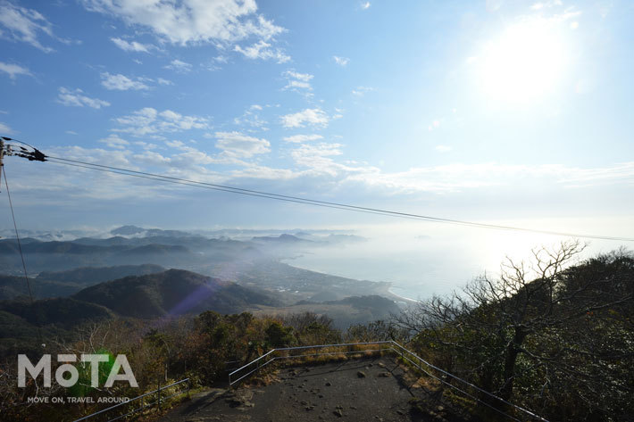 先ほどの雨模様が嘘のような陽ざしが山頂まで届く