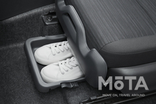 トヨタ 新型ヤリス 助手席シートアンダートレイ