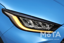 トヨタ 新型ヤリス 3灯式フルLEDヘッドランプ　LEDターンランプ点灯