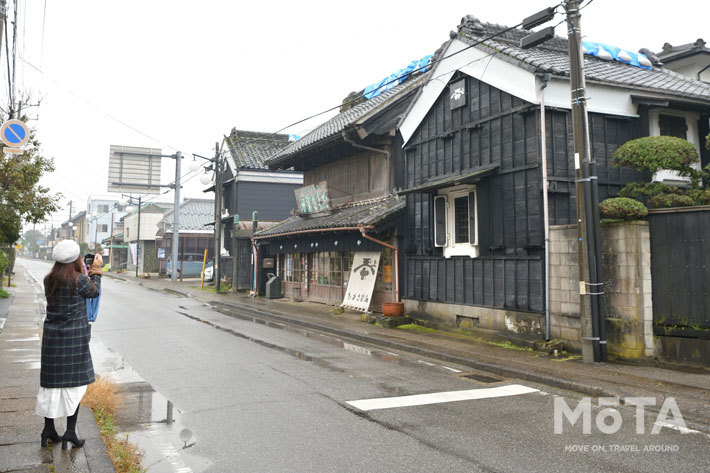 明治25年に建てられた店舗のみならず蔵もすべて国の登録有形文化財に指定されている