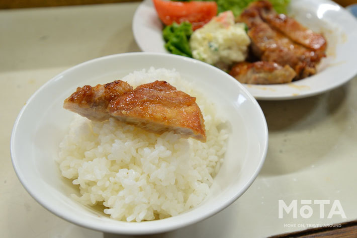 ポークステーキ・オン・ザ・ライス！ もうご飯の勢いが止まらない！(ポークステーキは単品500円！)