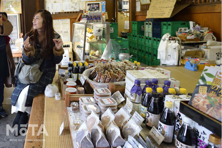 天然醸造・無添加で木桶を使い1年かけて作られるたまさ醤油のみならず、地元の夏みかんを使った夏柑ポン酢しょうゆや、もろみ漬(もちろんたまさ醤油をふんだんに使用)など様々な商品が並んでいた