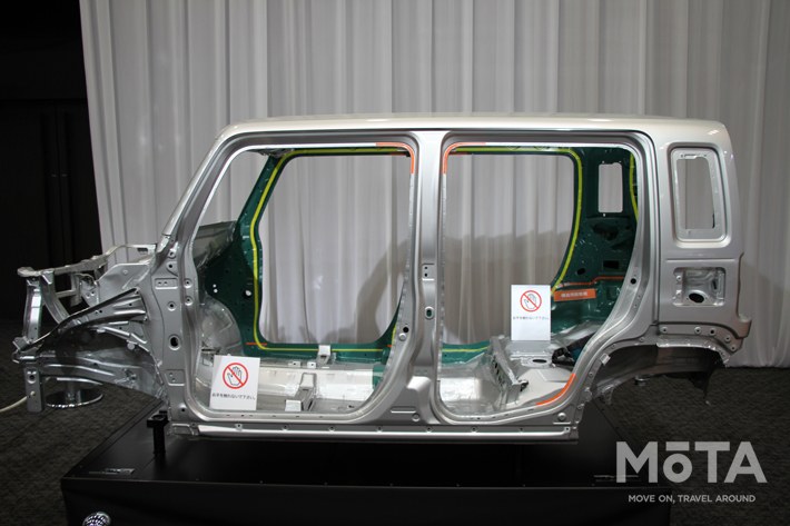 ボディ各部にスズキ軽初の溶剤を使用し、車両重要に影響を与えることなくボディ剛性を向上