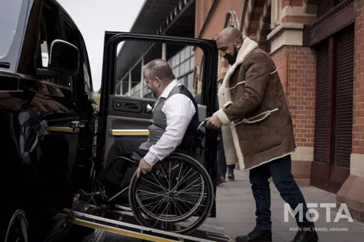 ロンドンタクシーの場合、引き出しタイプの車椅子用のスロープを完備。そのためすぐに乗り降りが可能