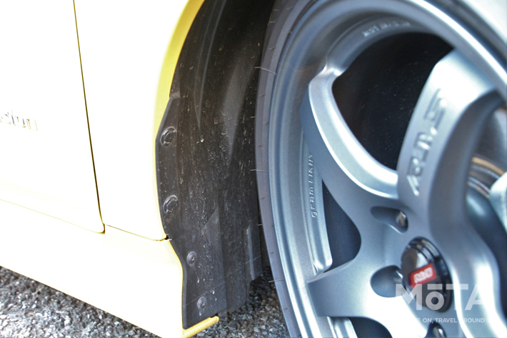 [普段やらないところを念入りに洗車]