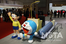 「TOYOTOWN」(トヨタウン)のドラえもん・のび太と秘密道具のタイムマシン[2013年の東京モーターショー トヨタブースにて]