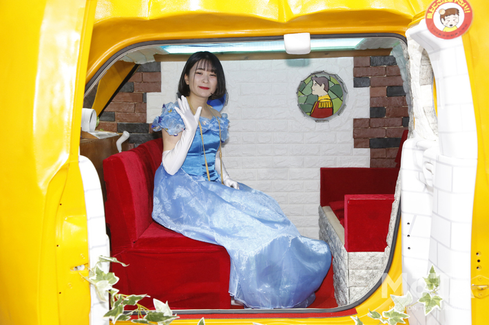 トヨタ東京自動車大学校ブース、コンパニオンたち　