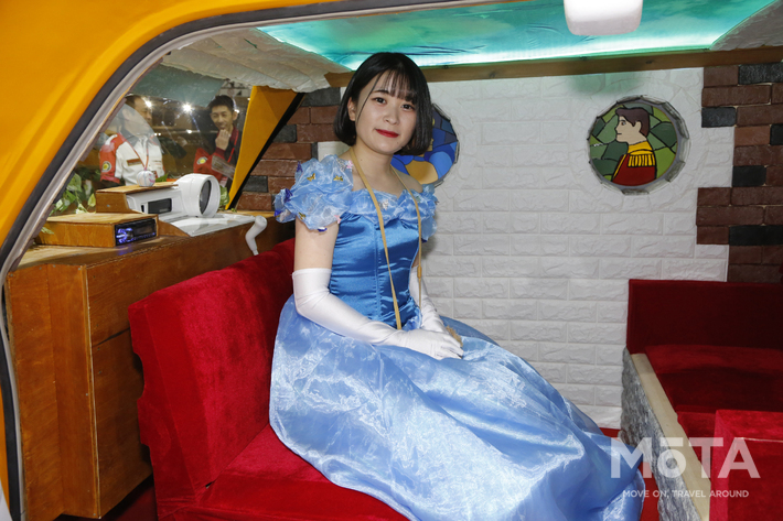 トヨタ東京自動車大学校ブース、コンパニオンたち　