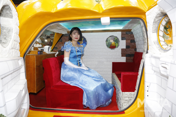 トヨタ東京自動車大学校ブース、コンパニオンたち　