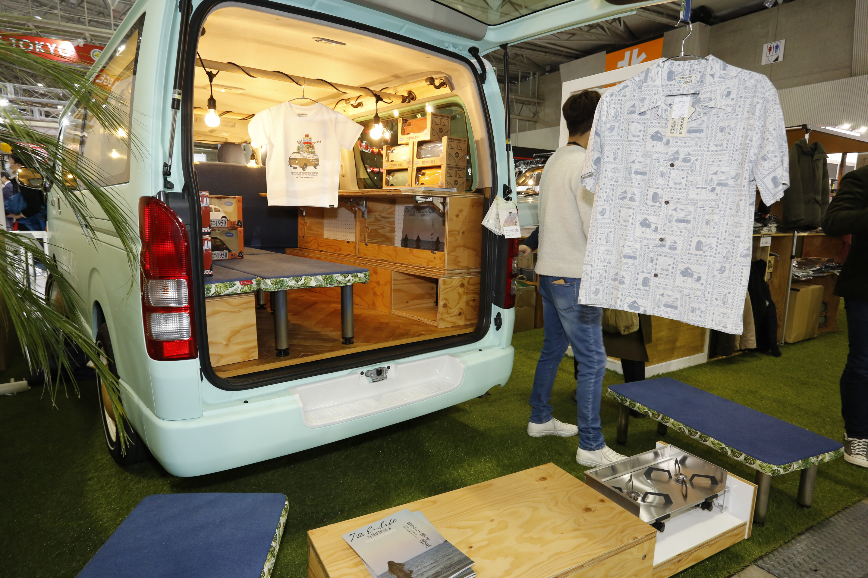アメリカ西海岸をイメージした カリフォルニアスタイル なハイエース Craftplus クラフトプラス 東京オートサロン 東京オートサロン Mota