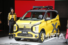 三菱ブース、コンパニオンたち　