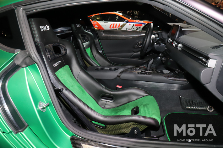 TOM'Sグリーンが特徴的なフルバケットシートを装着