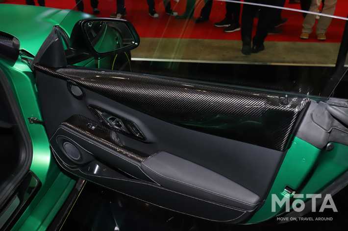 ドアトリムなど細かなところにもカーボンパーツを採用しレーシーな仕上がり