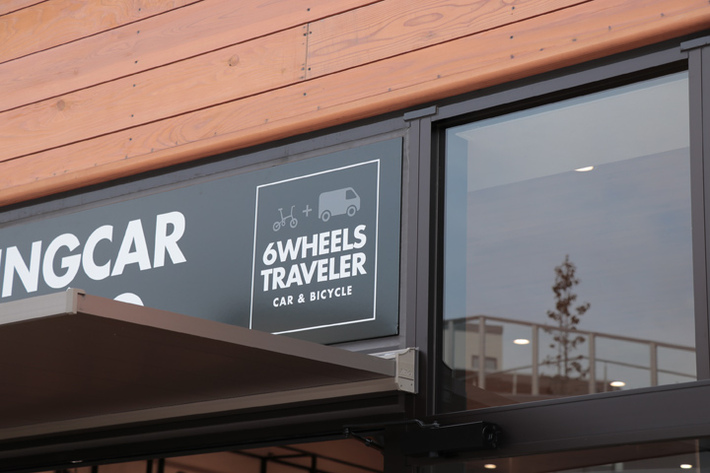 入口の看板に描かれた「6WHEELS TRAVELER」