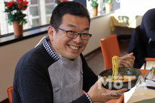 ホンダのカレーうどんを前に興奮が隠しきれないMOTA 徳田編集長