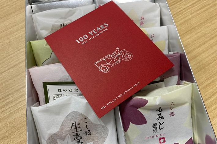 マツダ、にしき堂とのコラボレーション商品第3弾「マツダ創立100周年